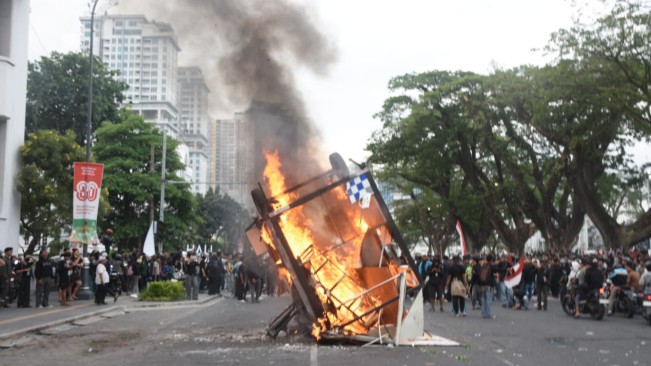 Pos polisi di Medan dibakar. [Istimewa]